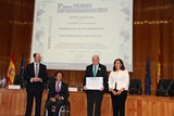 <div class=lightGallery-captions><p>Carlos Aranda recoge el premio Supercuidadores concedido a Fraternidad-Muprespa</p><p>En 2017 la Mutua fue galadornada con el segundo accésit dentro de la categoría de “Empresas del sector asegurador`. El director Gerente, Carlos Aranda, recogió el diploma acreditativo </p><h4>Material cedido por 275 - FRATERNIDAD - MUPRESPA</h4><span>2017</span></div>